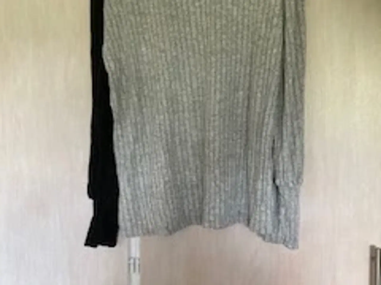 Billede 2 - Grå og sort sweatshirt