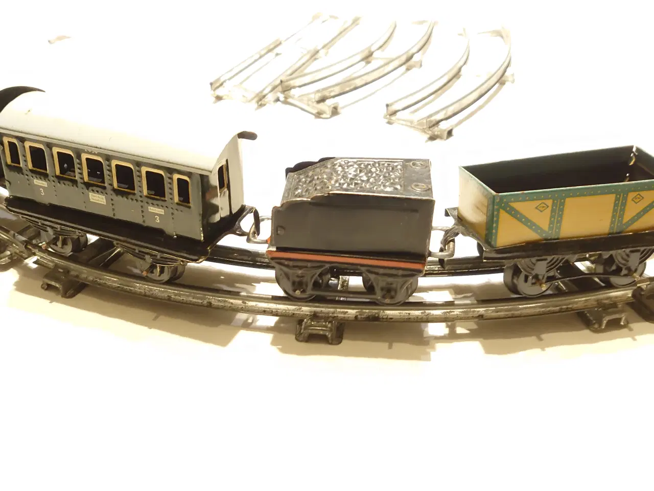 Billede 3 - Gammel togbane med optrækslokomotiv, vogne mm.