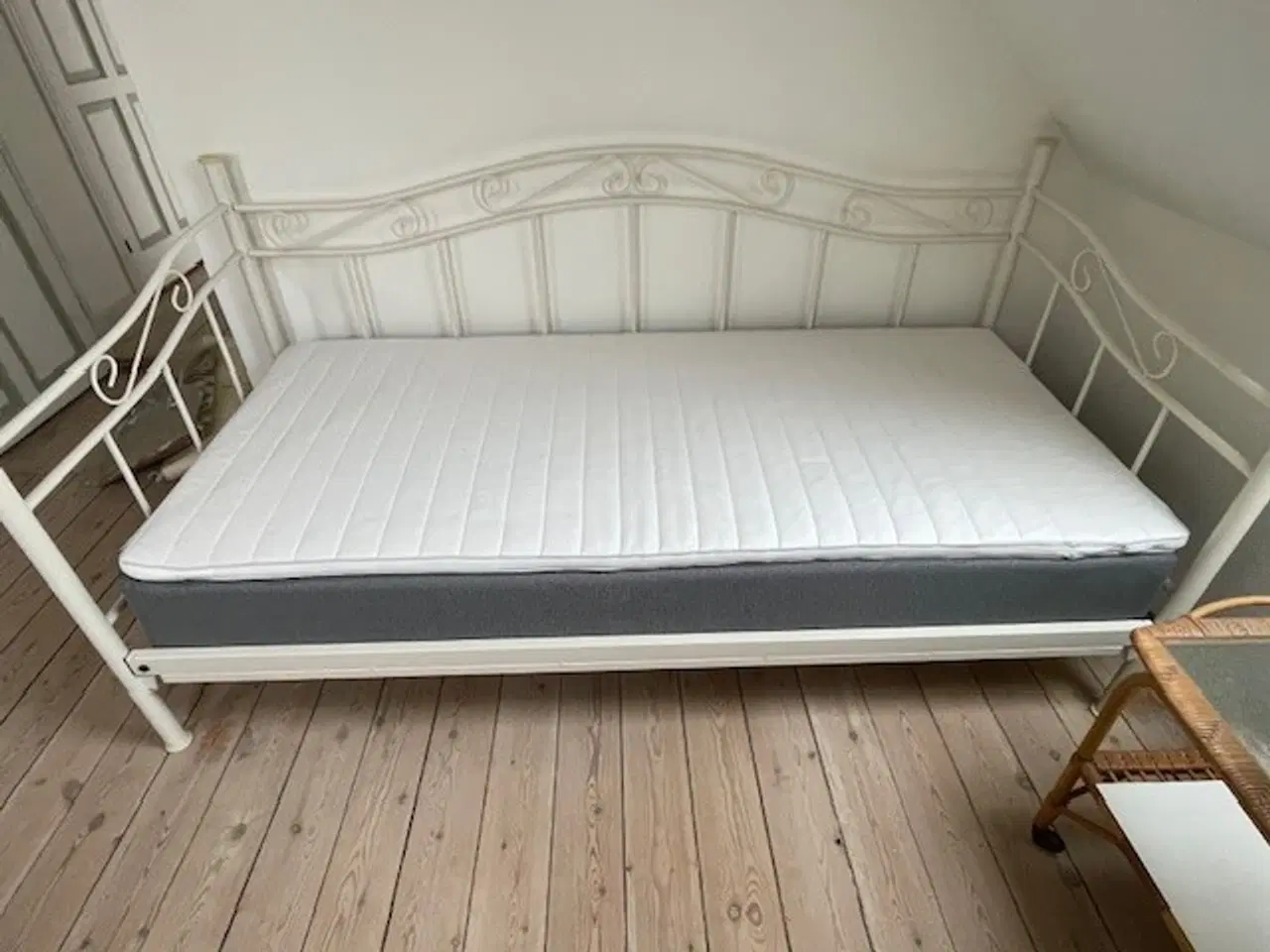 Billede 3 - Flot jernseng med ny springmadras og rullemadras