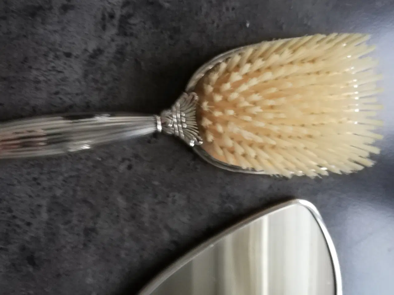 Billede 1 - Spejl, børste og kam, 1 tand er brækket på kammen.