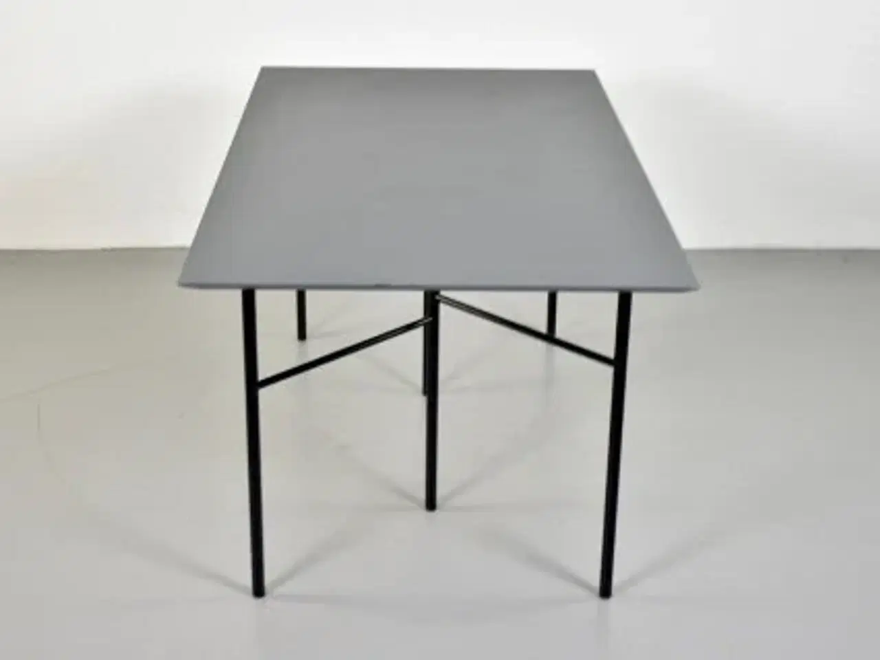 Billede 4 - Mødebord fra ferm living med grå plade og sort stel