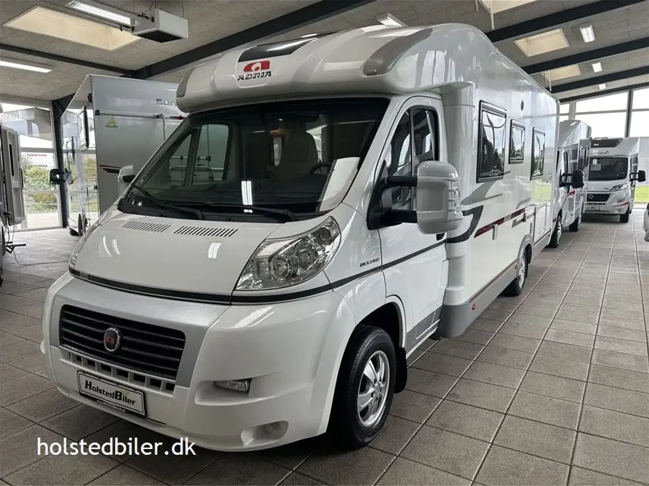 Billede 2 - 2011 - Adria Coral 670 SLT   5 selepladser - km KUN 72000 - 2 enkeltsenge.