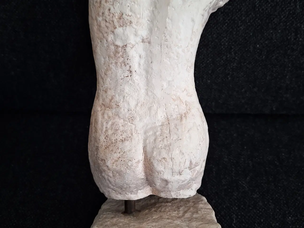 Billede 2 - Kvindefigur  højde 32 cm.