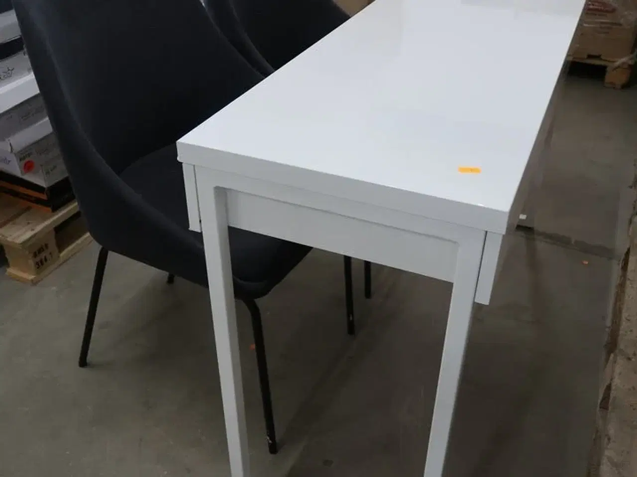 Billede 2 - Skrivebord samt to stole