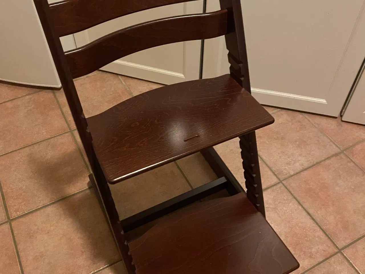 Billede 2 - Mørkebrun trip trap stol 