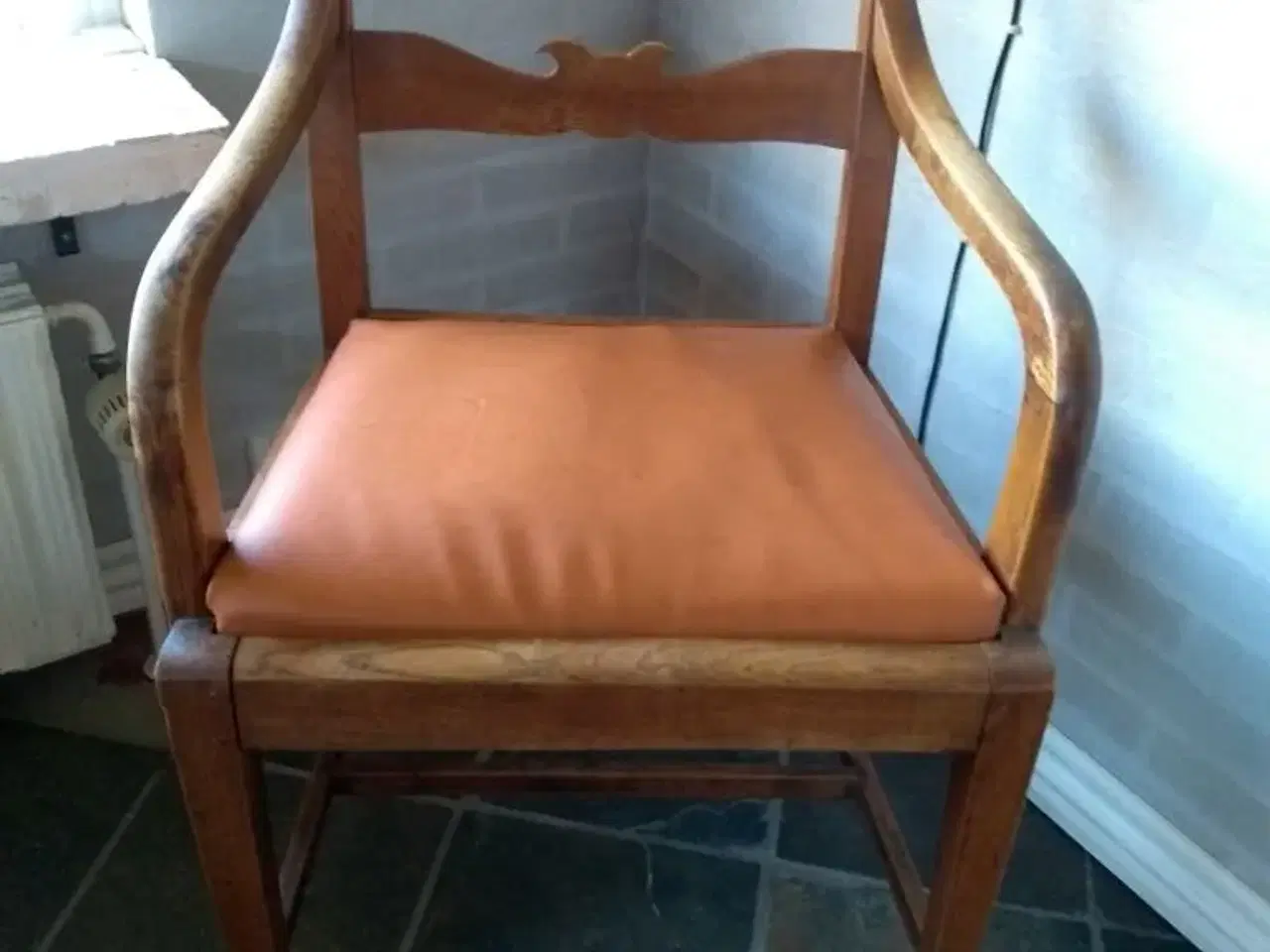 Billede 1 - Gamle stol med læder betræk