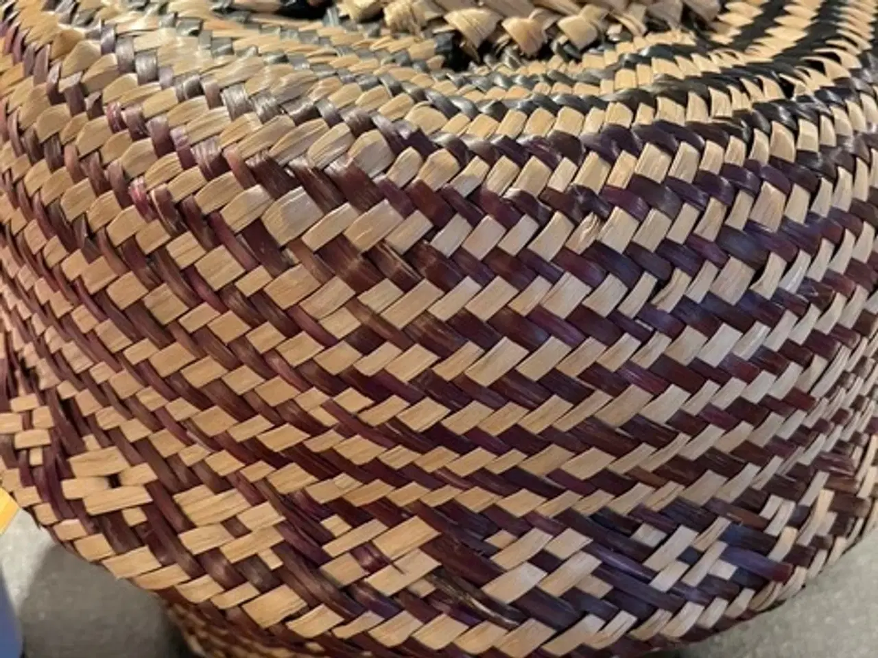 Billede 3 - Flettet kurv i naturmateriale med mønster og hanke