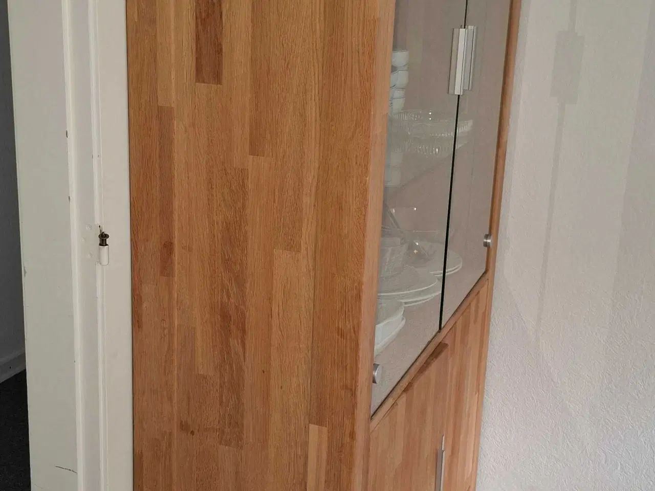 Billede 2 - Flot Vitrineskab i massiv eg