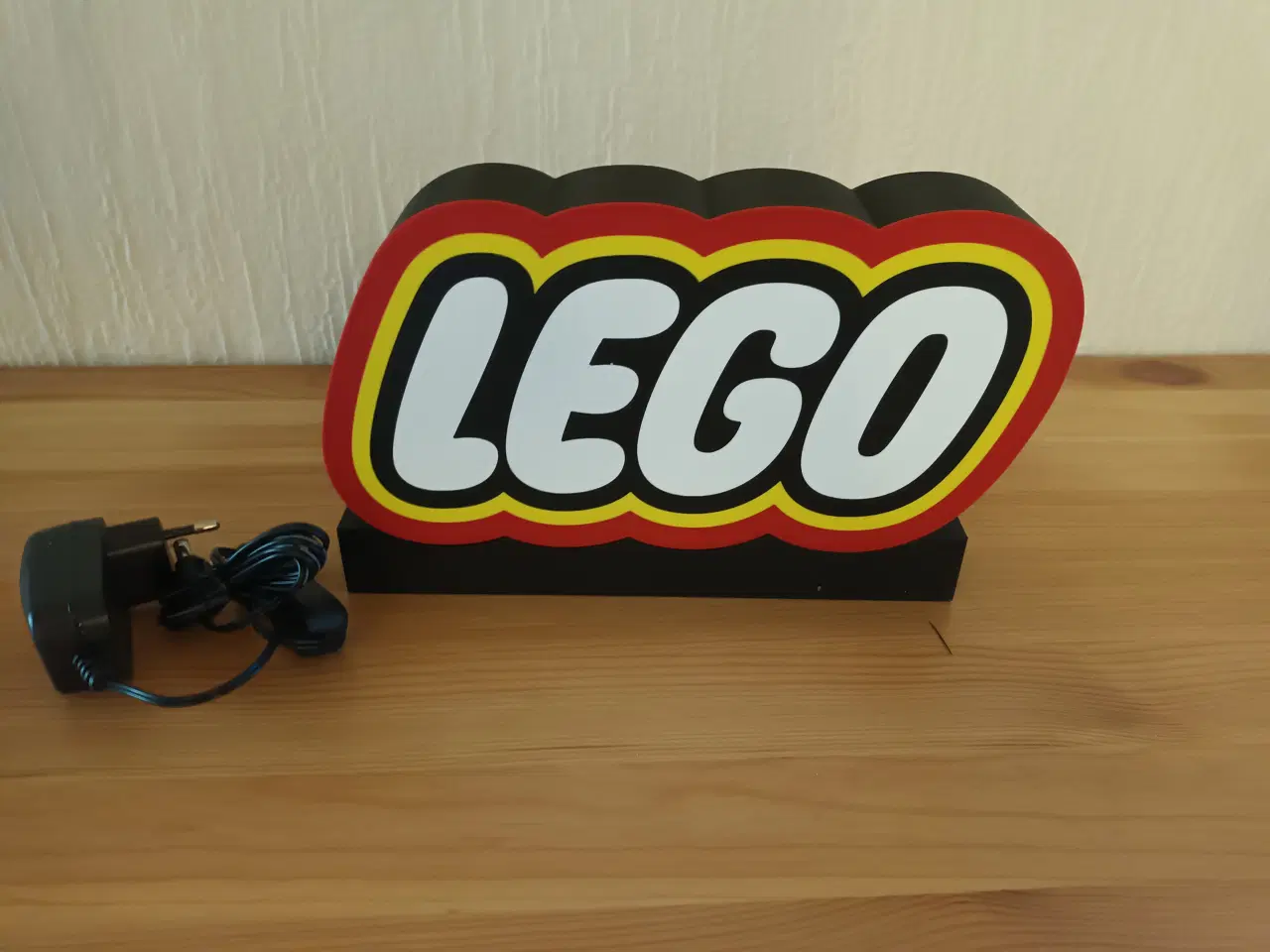 Billede 1 - Sjov LED Lampe med Logo Sort / Hvid / Gul / Rød