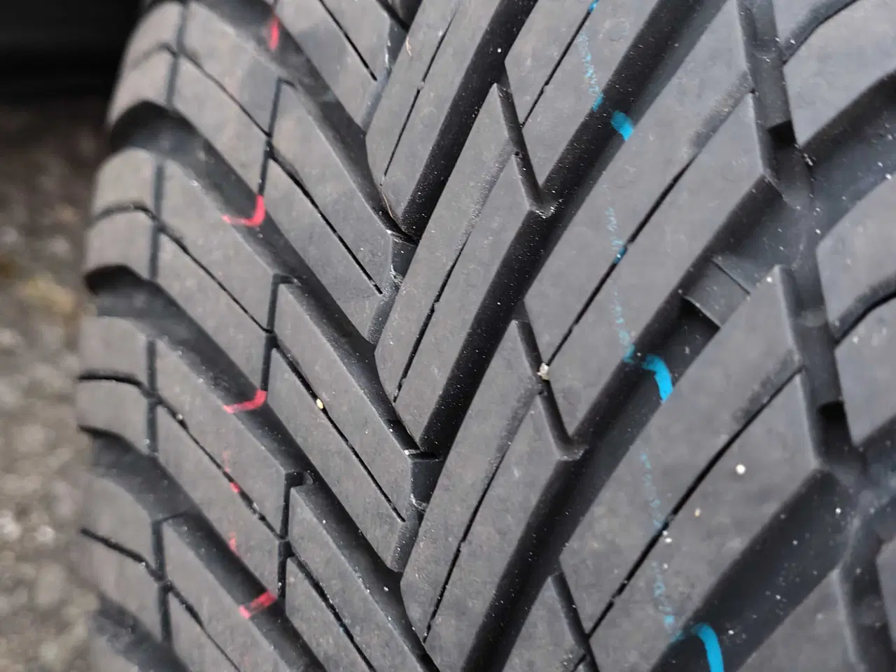 Billede 2 - Helårsdæk 215/50-17