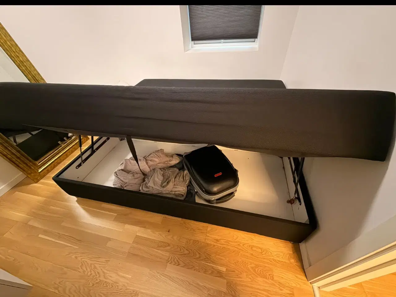Billede 3 - 2 delt boksseng med stor plads til opbevaring 