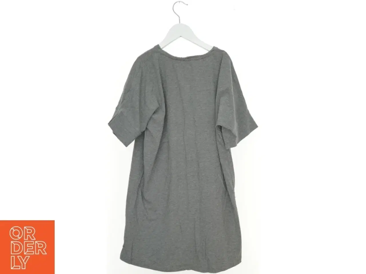Billede 2 - T-Shirt kjole fra Pomp de Lux (str. 152 cm)