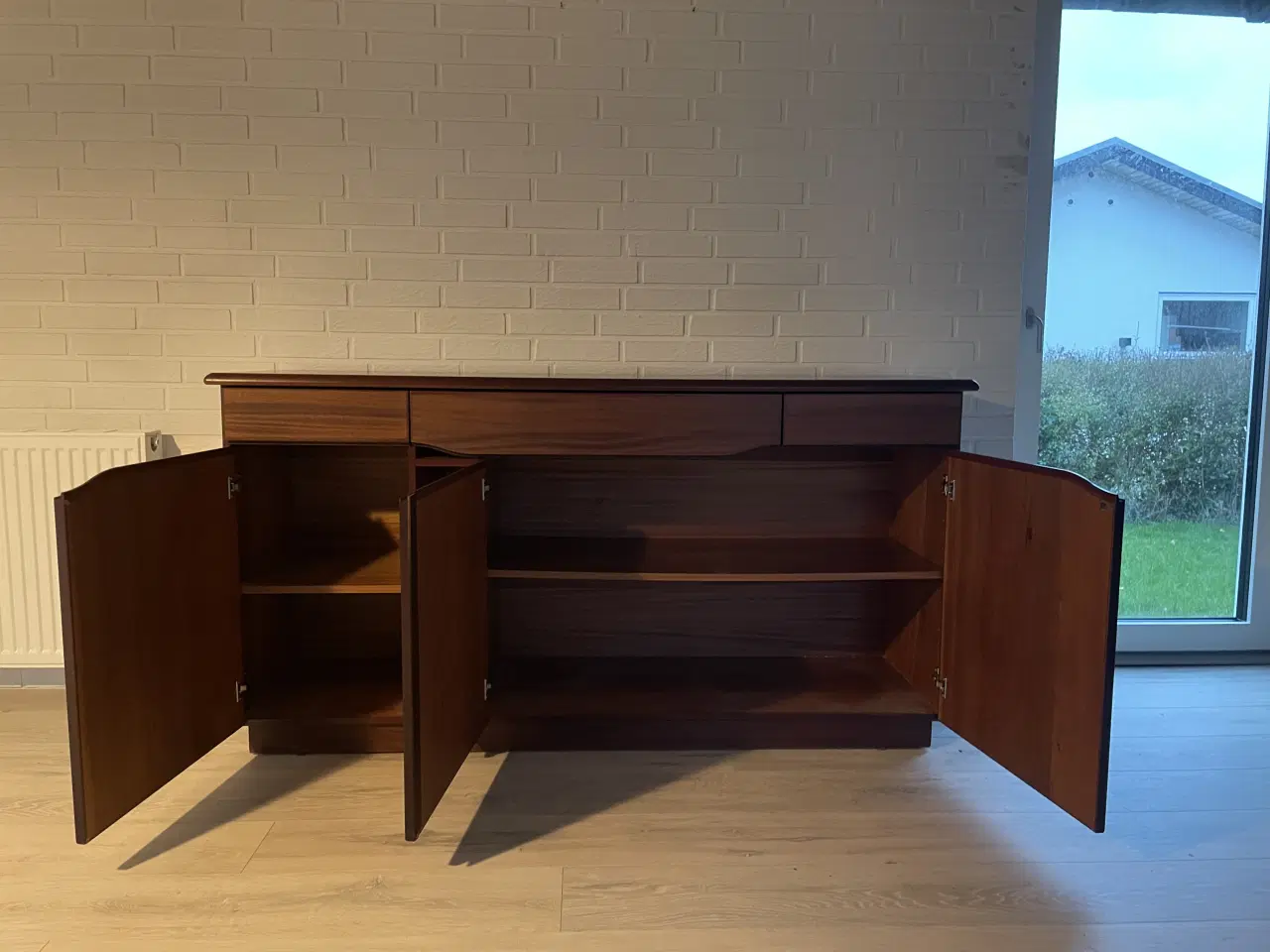 Billede 4 - Flot Skovby skænk i massiv mahogni