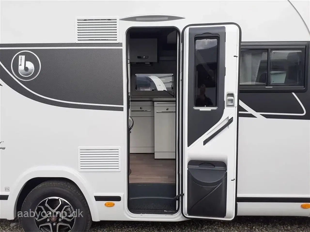 Billede 5 - 2024 - Benimar Mileo 263   Nk pakke. Automatgear. markise. 2x Lithium batteri. solceller. Helårsdæk. lædersæder. cykelstativ.