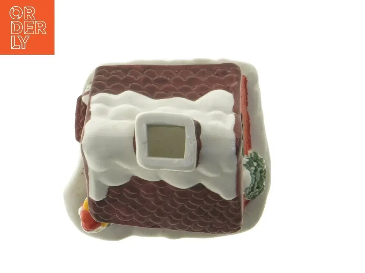 Billede 5 - Keramisk julehus med sne og julemand (str. 10x10,5 cm)