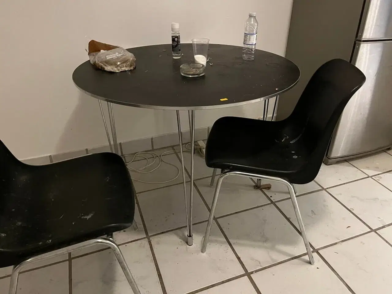 Billede 5 - Spisebord, 2 stk. stole og kommode