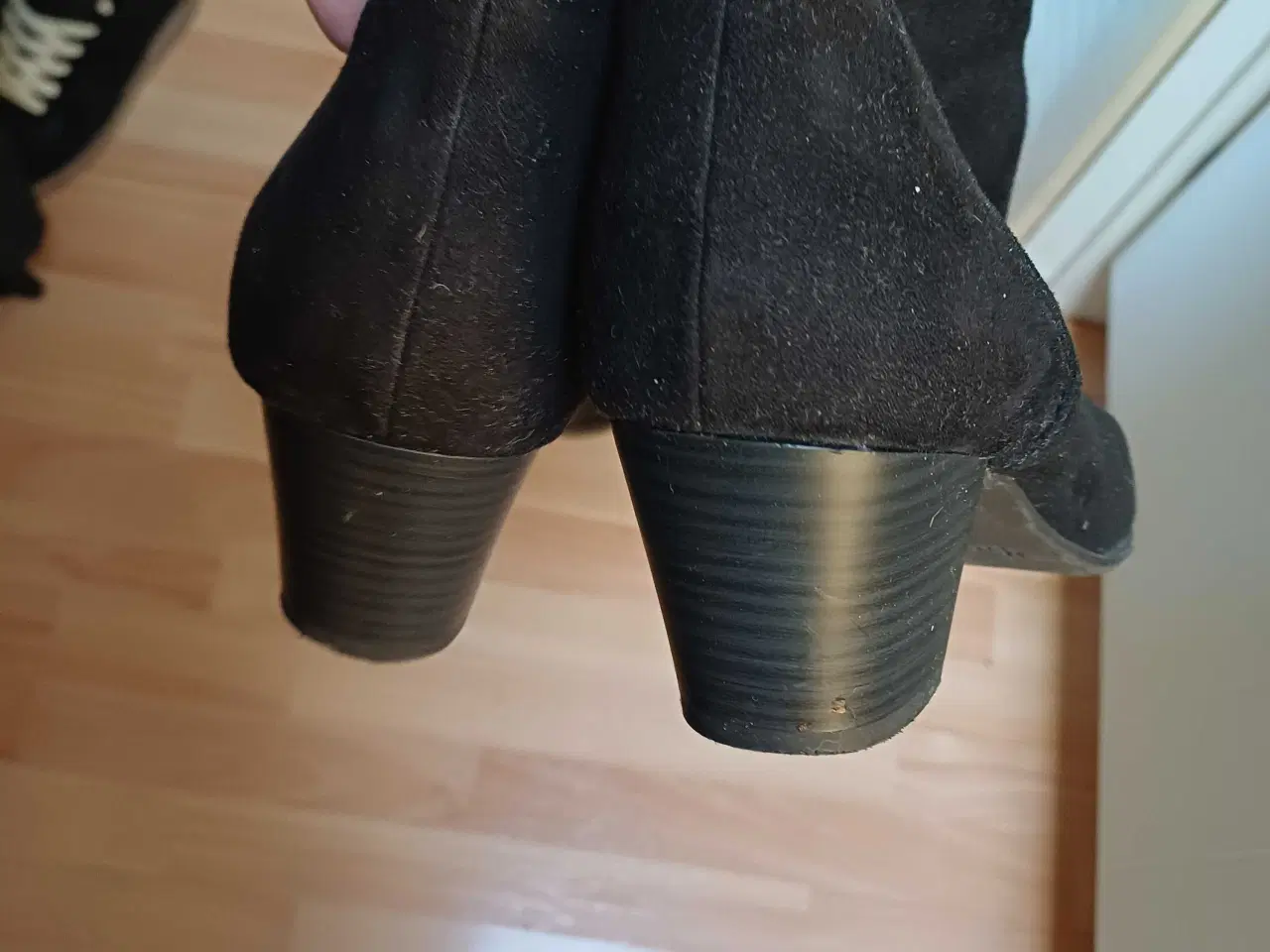 Billede 5 - Sorte ruskind ankelstøvle tamaris 