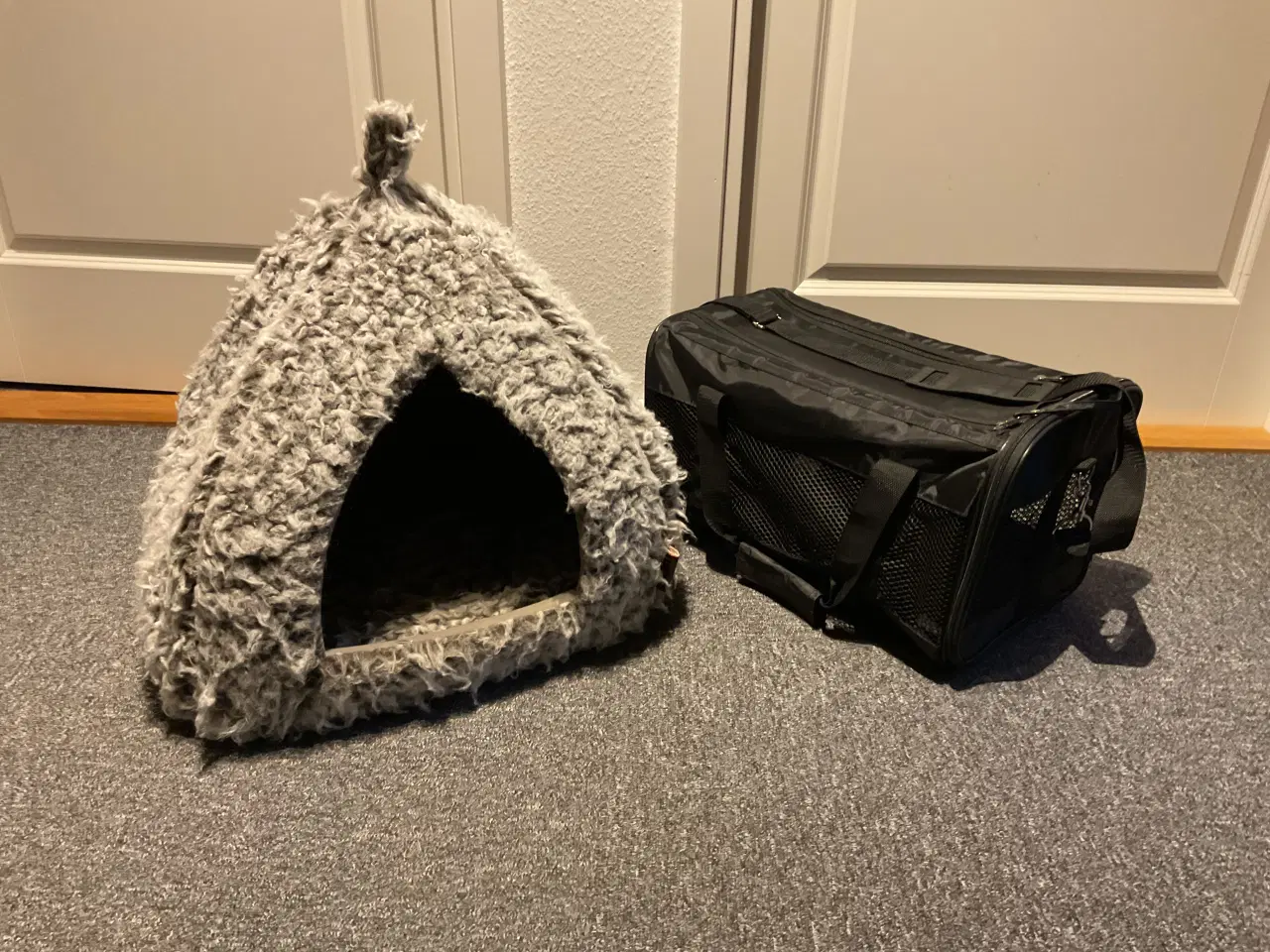 Billede 1 - Hule og transporttaske: til hund eller kat.