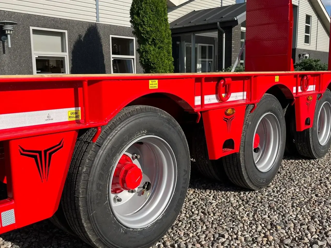 Billede 4 - Tyrone 27TLL LANG MODEL med kombi bremser, både luft og hydrauliske bremser. Affjedret træk og affjedret aksler. Med hydrauliske ramper og værktøjskasse