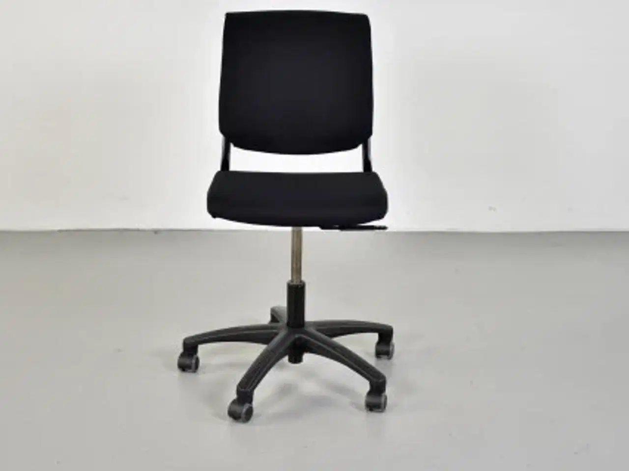 Billede 1 - Häg con-x plast 9512 kontorstol med sort polster på sæde og ryg