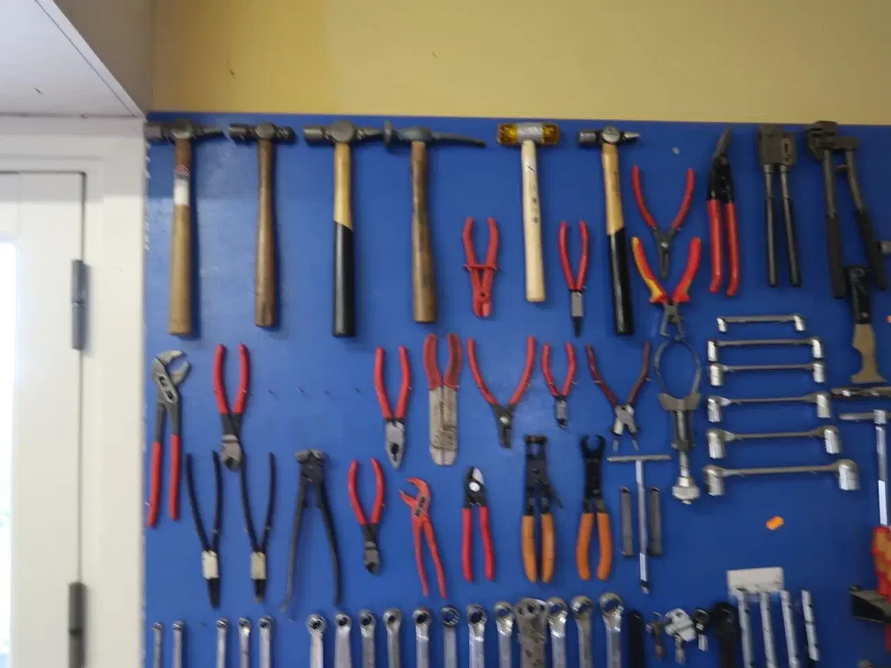 Billede 2 - Arbejdsbord med skruestik samt værktøjstavle med div. Værktøj