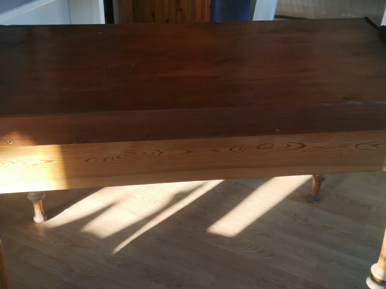 Billede 5 - Ældre, velholdt, lakeret skrivebord med "bagkant".