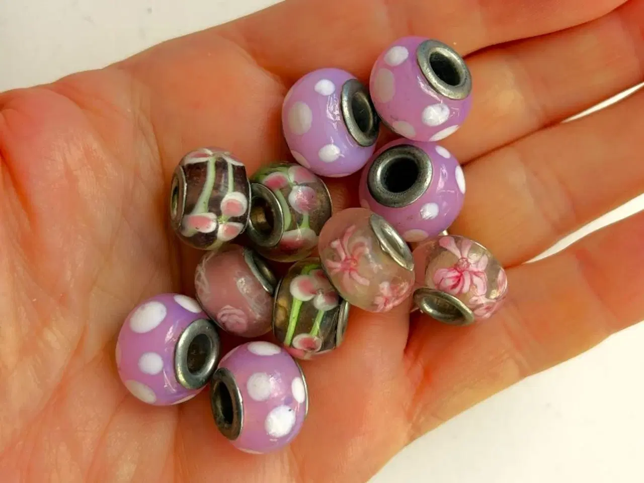 Billede 2 - Lyserøde glaskugler til charm-armbånd