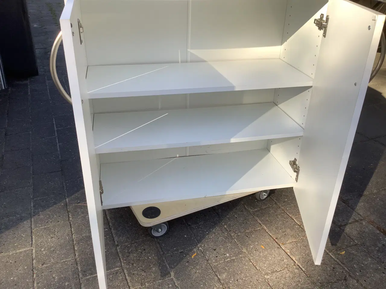 Billede 2 - Underskab m/ 2 hylder hvid. H. 130.b 80 x d. 35 cm
