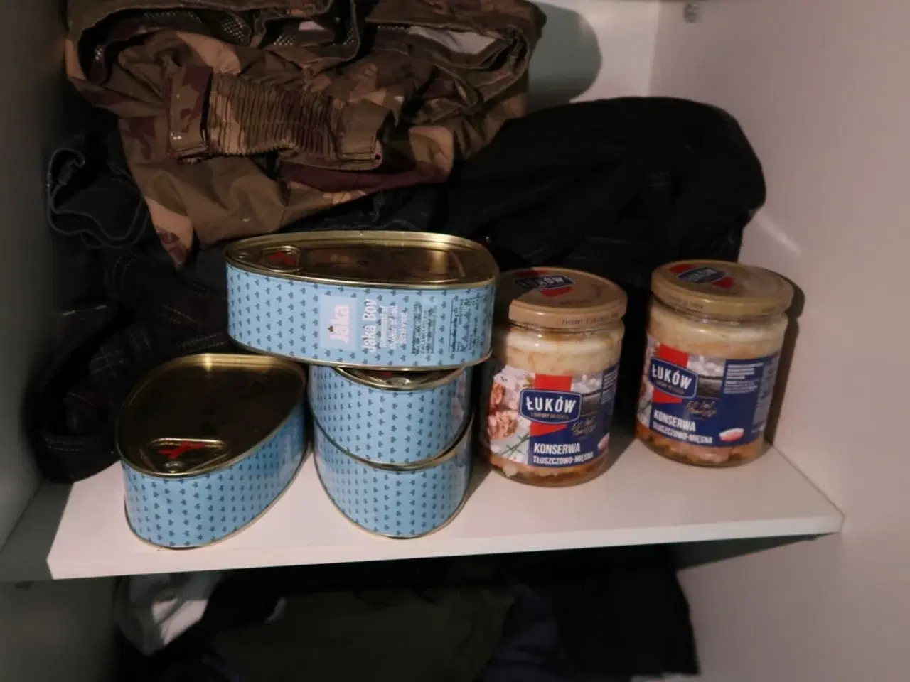 Billede 8 - Rum med indhold bl.a. seng, div. Skabe, maleri, vægure m.m.