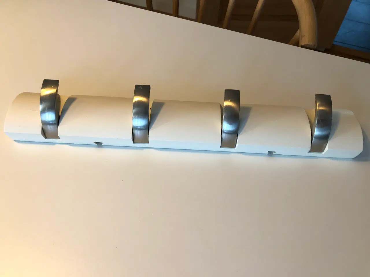 Billede 5 - Knagerække i hvid med børstet stål knager