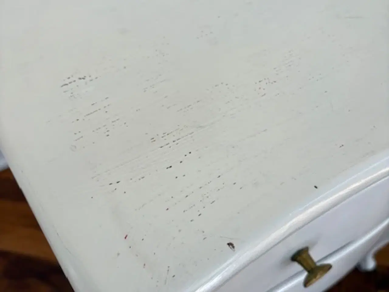 Billede 6 - Hvid kommode med 2 skuffer og messinggreb