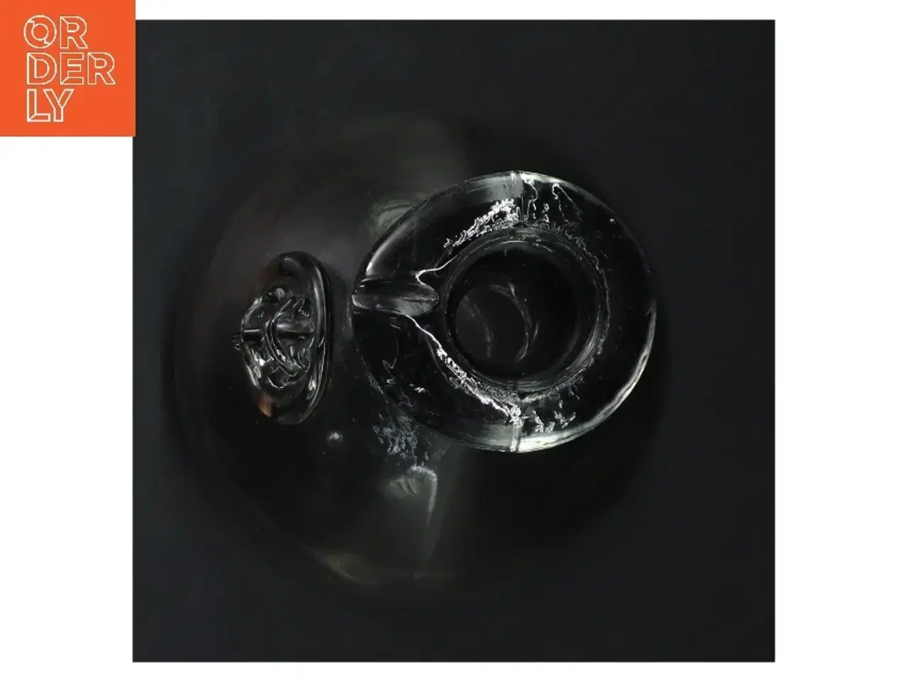 Billede 2 - Glasflaske med dekorativt emblem (str. 23 cm)