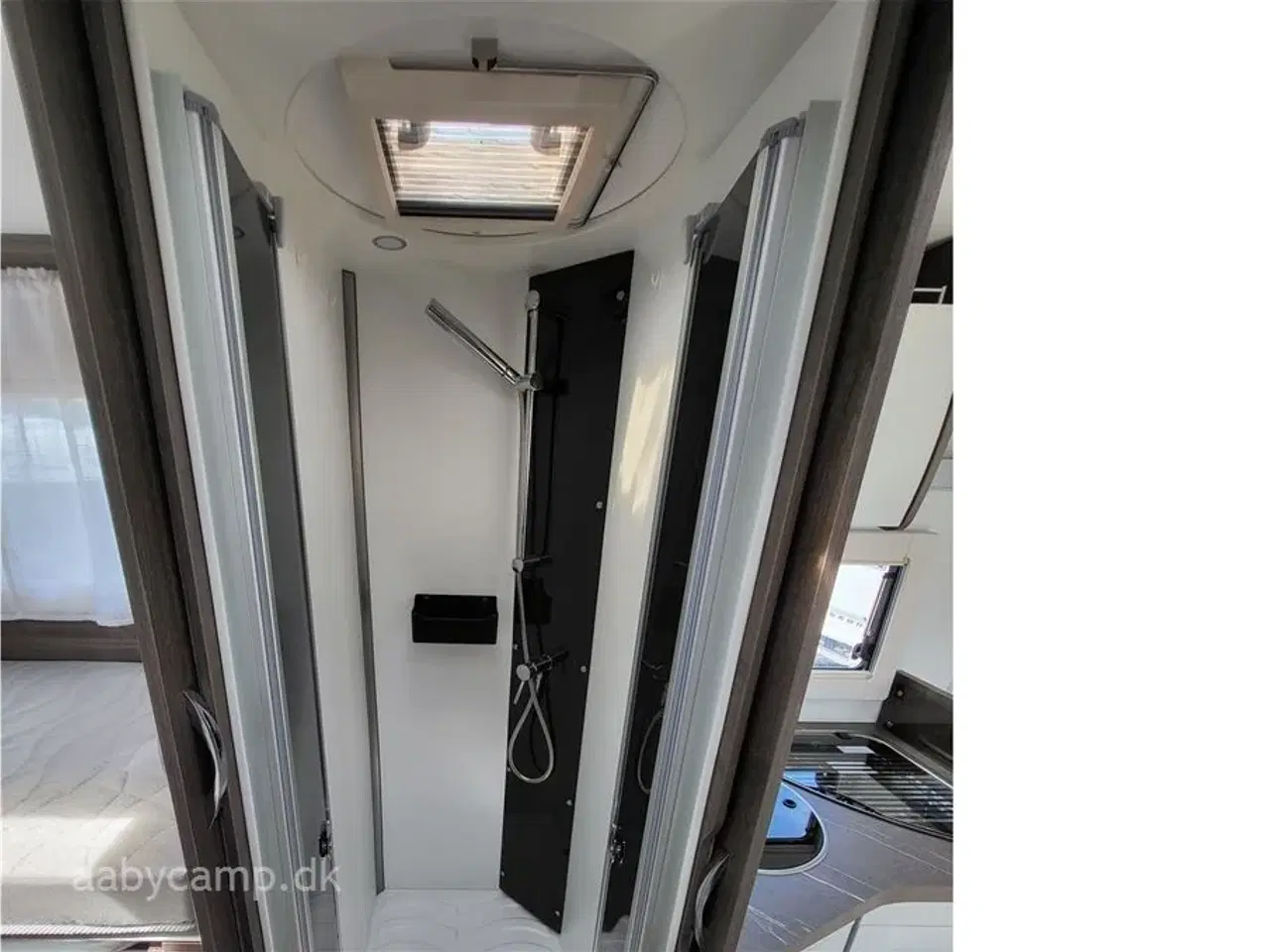 Billede 12 - 2024 - Benimar Tessoro T468 Special Edition   Automatgear. NK Pakke. solcelle. batteri. inverter. Maxxfan. markise. udvendigt bruseudtag. lædersæder. Kun 4600 Km!!!
