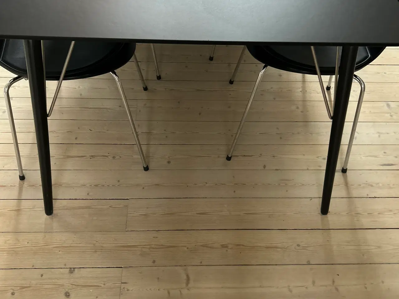 Billede 3 - Spisebord i sort linoleum 