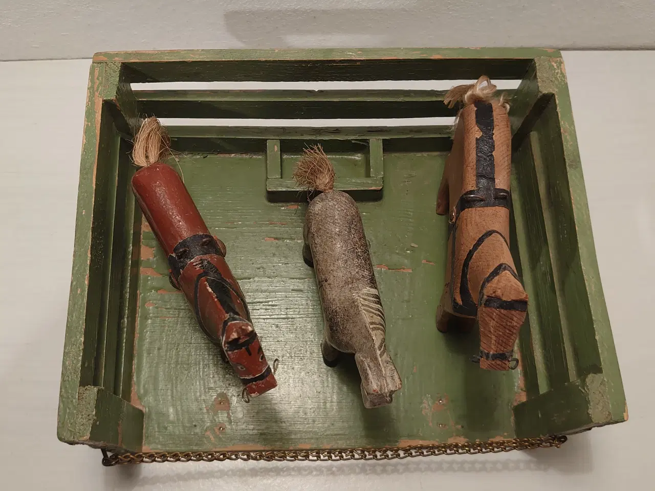 Billede 2 - Fængselslegetøj?: 3 heste og lille stald. 1940-50.