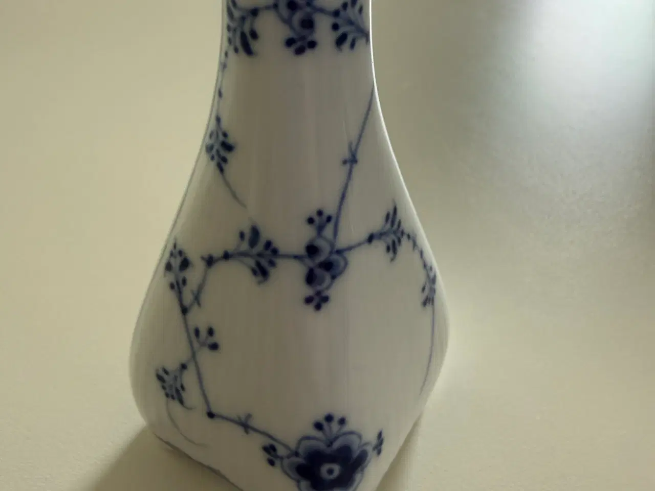 Billede 1 - Smuk gammel miniature vase, musselmalet