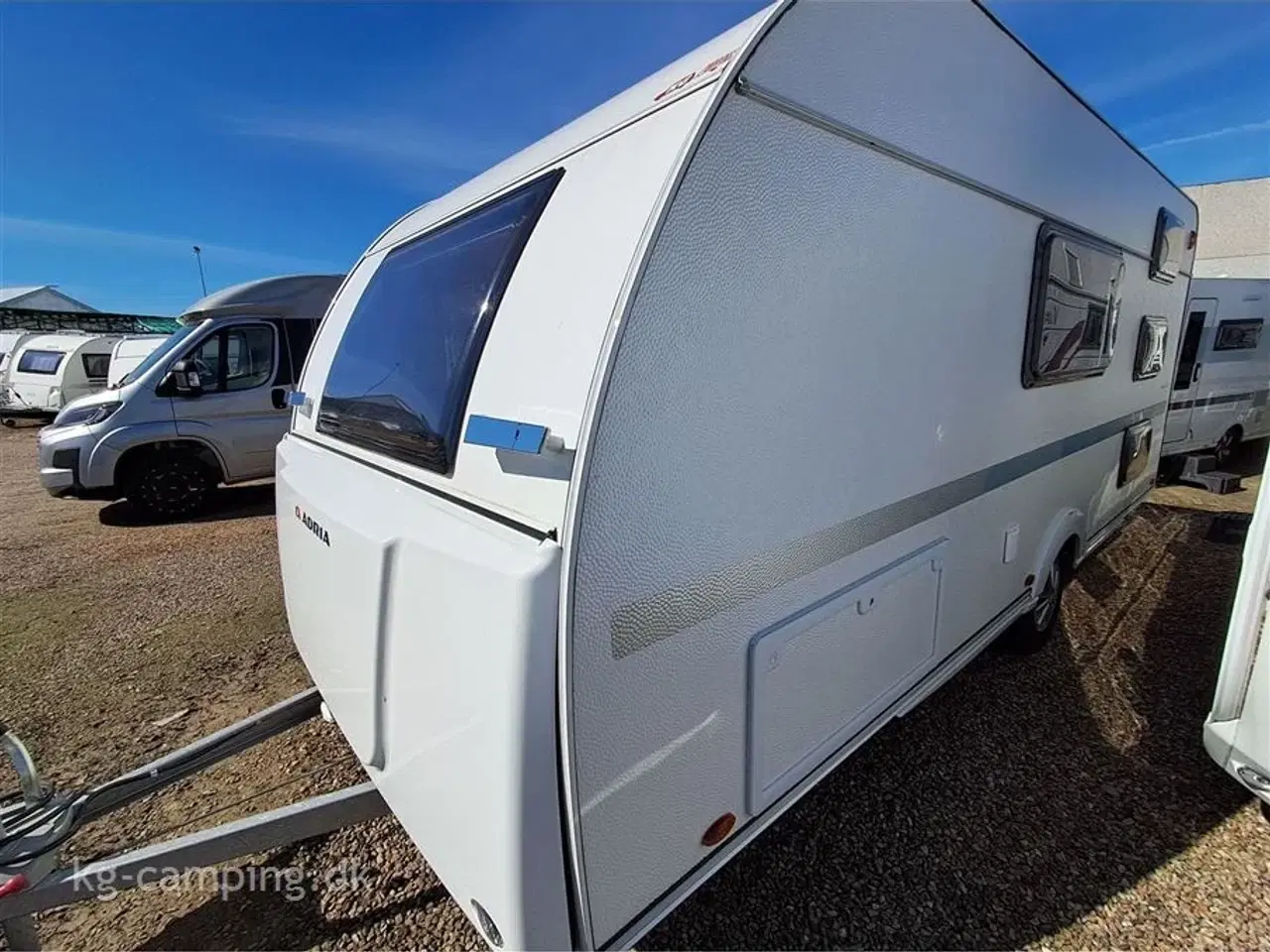 Billede 2 - 2022 - Adria Aviva 522 PT   Letvægtsvogn med 3 køjer og Isabella Sun Shine Plus solsejl