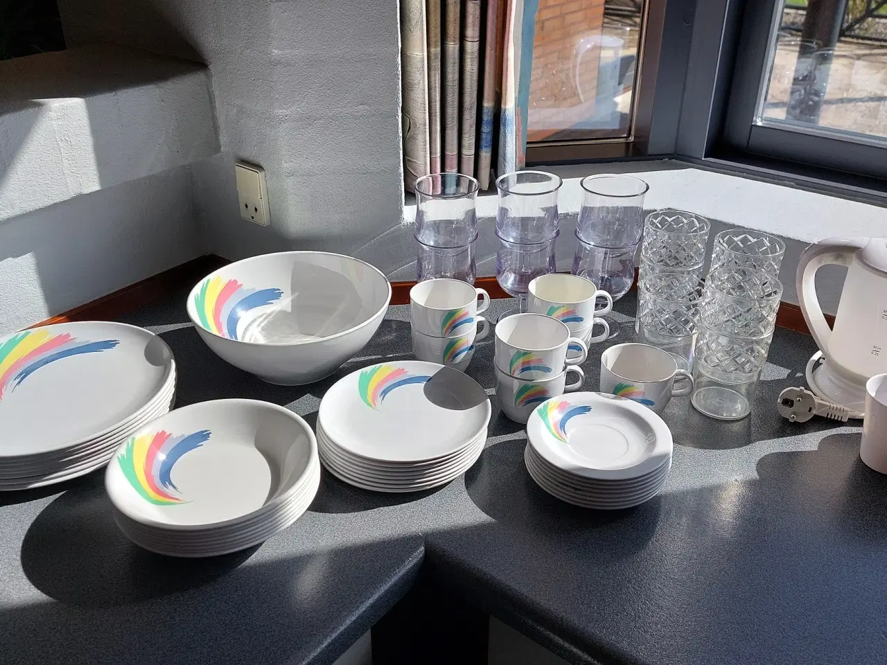 Billede 1 - Tallerkener og andet service til campingvognen