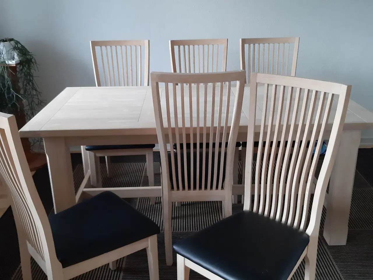 Billede 1 - Spisebord med 6 stole, fremstår som nyt med 2 plad