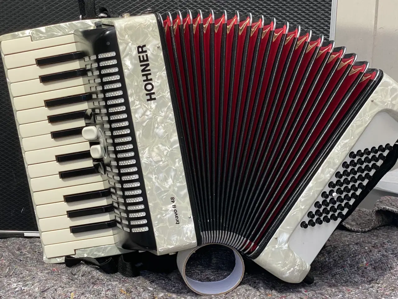 Billede 2 - Hohner Bravo II 48 Facelift – Næsten Ny Harmonika