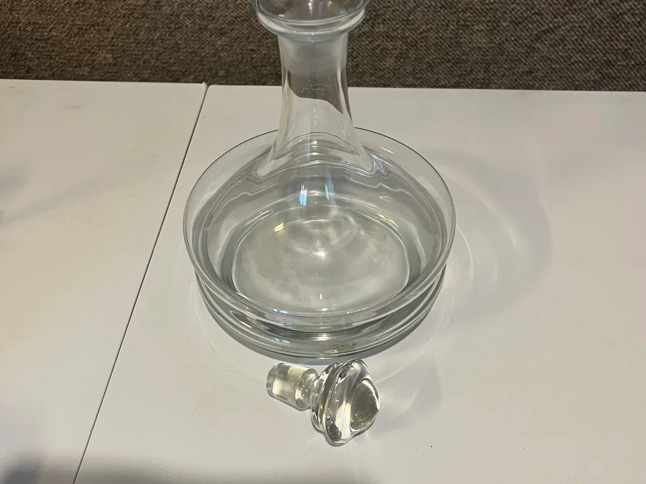 Billede 3 - Karaffel har et lille lille skår som kan ses på bi