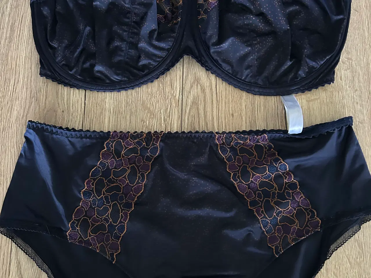 Billede 1 - Primadonna BH og trusser 95H/46