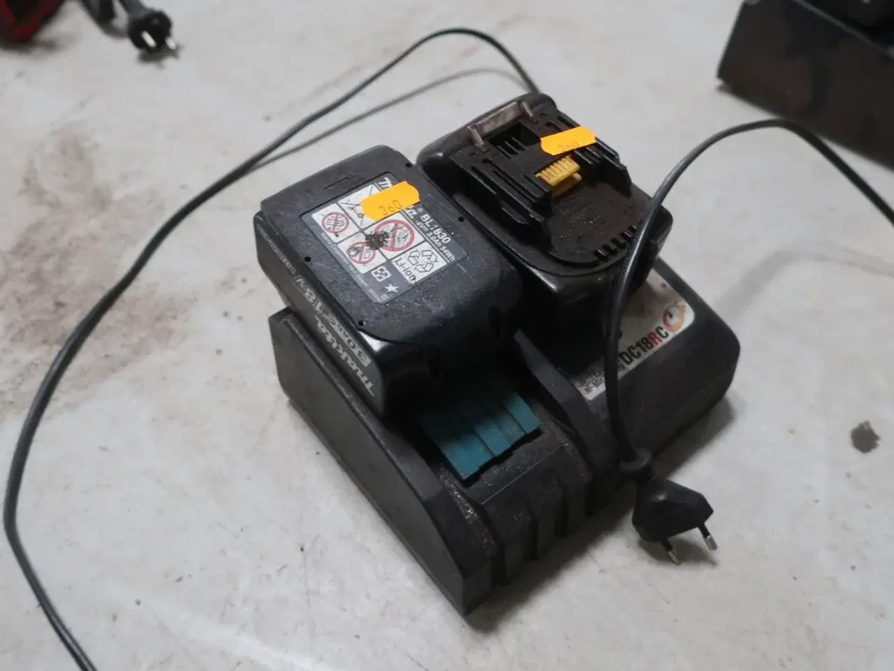 Billede 1 - 2 stk. batteri samt lader MAKITA