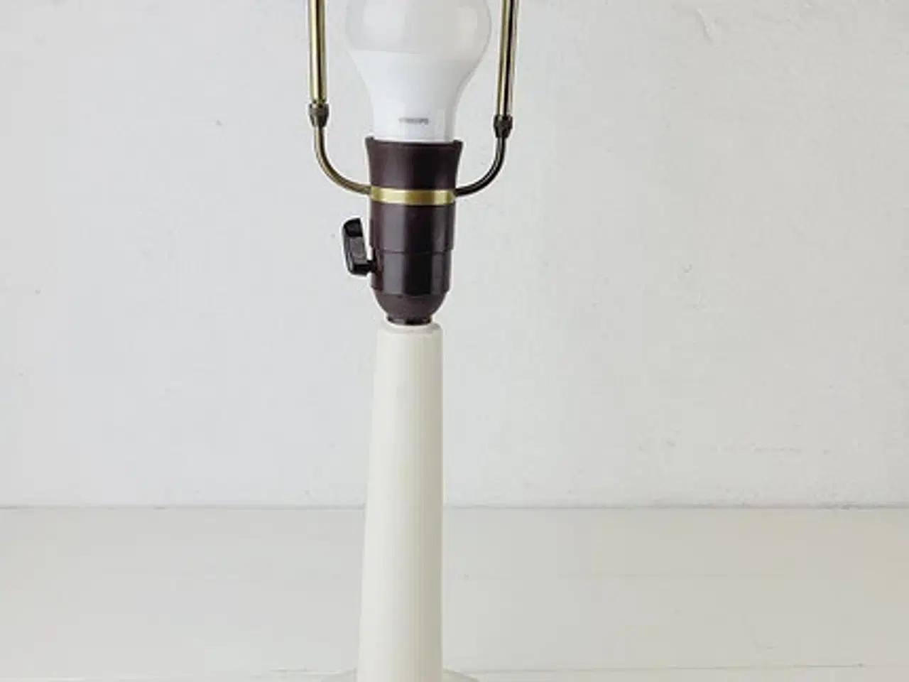 Billede 5 - ⭐️ Retro Hvid Keramisk Bordlampe: Tidsløs Skønhed 