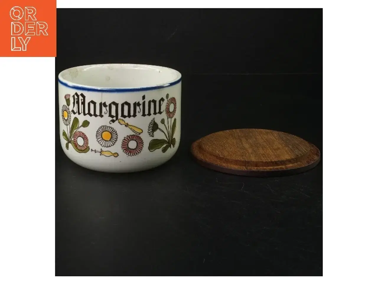 Billede 1 - Keramik Margarine Beholder med Trælåg (str. H 9 cm. ø. 11,5 cm)