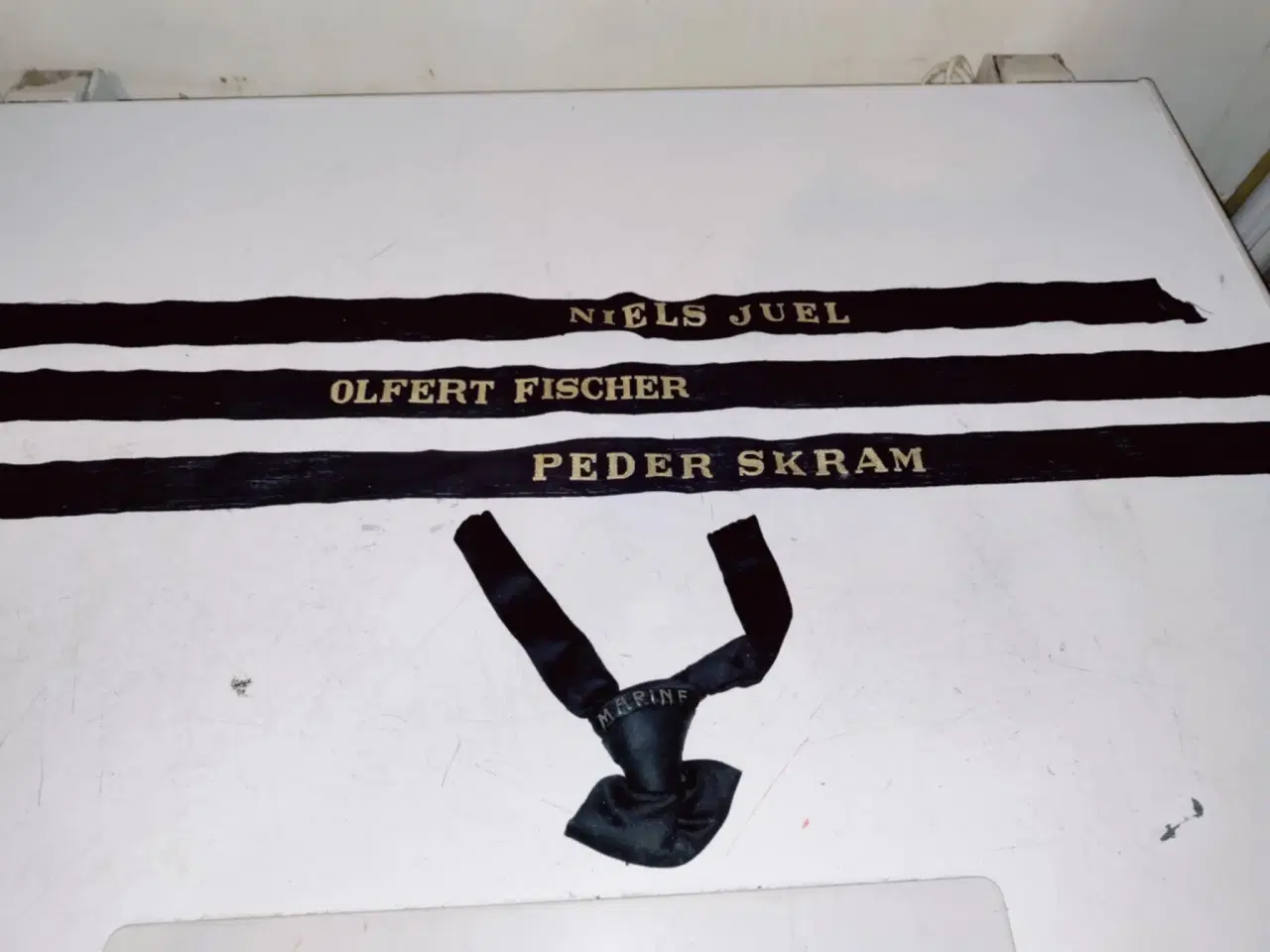 Billede 1 - 3 hattebånd og en butterfly måske til sømanden 