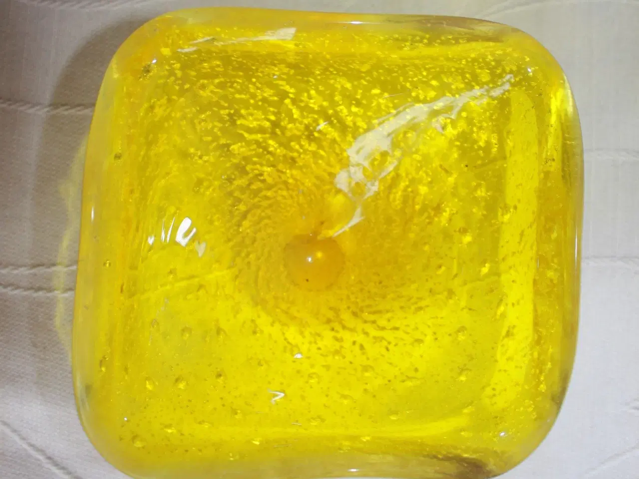Billede 5 - Lille skål af gult glas