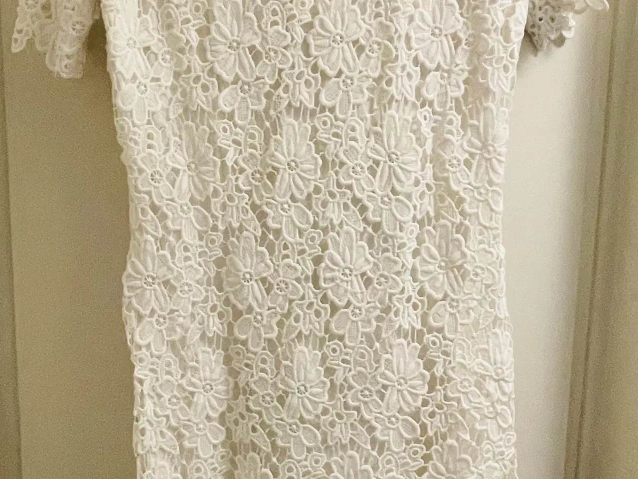 Billede 4 - Smuk kjole i blonder