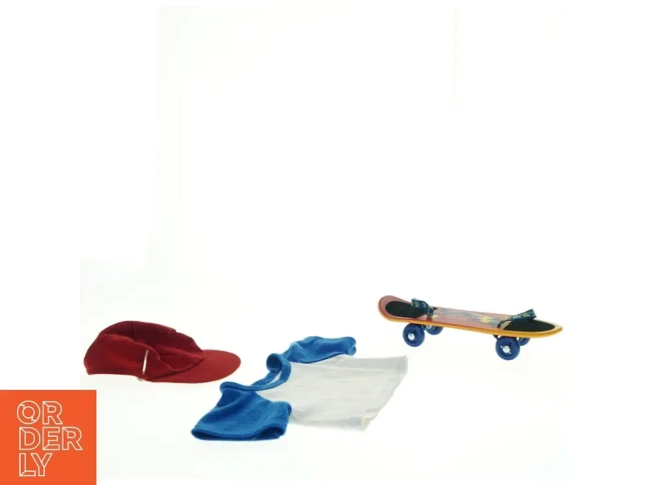 Billede 2 - Dukke skateboard, t-shirt, kasket og sko fra Build a Bear (str. 23 x, 9,5 cm og 14 x 19 cm)