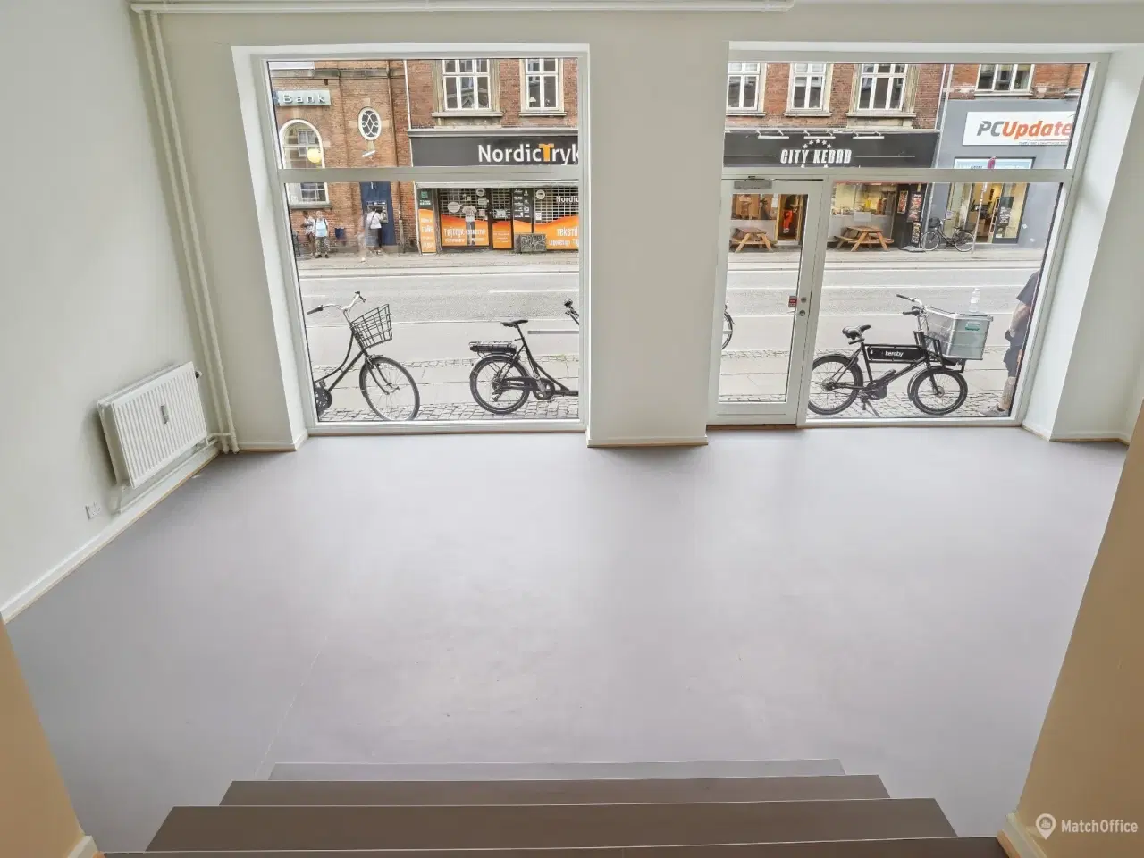 Billede 4 - Flot butik/klinik/Coffee shop med store facadevinduer –